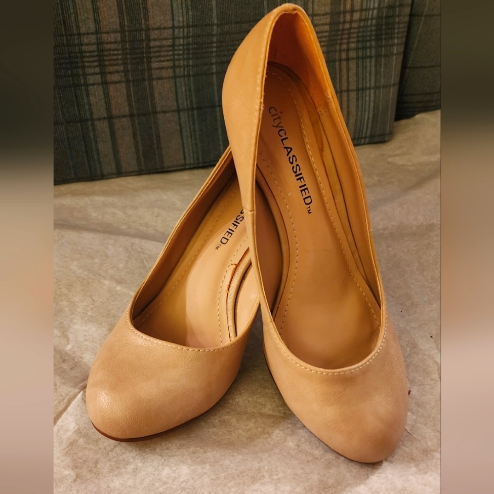Nude/tan/pinky Round Toe Pumps